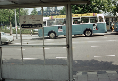 849493 Afbeelding van een abri en een autobus van het G.E.V.U. op het Stationsplein te Utrecht.